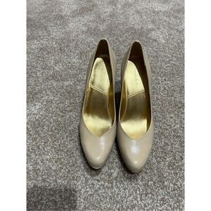 Tahari women shoes pumps heels size 8